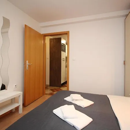 Modern Eingerichtete Fuer 4 Personen Ideal Fuer Famillien Mit Kinder Im Zentrum Von Apartment Baska (Krk)