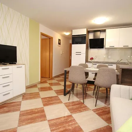 Modern Eingerichtete Fuer 4 Personen Ideal Fuer Famillien Mit Kinder Im Zentrum Von Apartment *