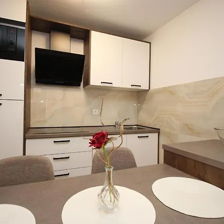 Apartman Modern Eingerichtete Fuer 4 Personen Ideal Fuer Famillien Mit Im Zentrum Von Baška