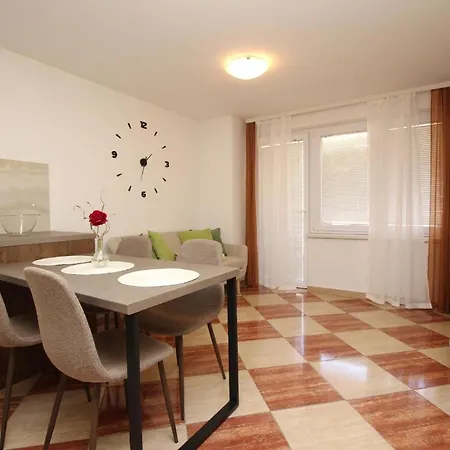 Apartman Modern Eingerichtete Fuer 4 Personen Ideal Fuer Famillien Mit Im Zentrum Von