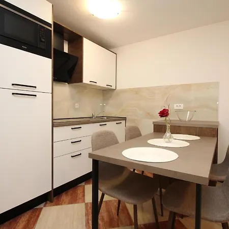 Modern Eingerichtete Fuer 4 Personen Ideal Fuer Famillien Mit Im Zentrum Von Apartman