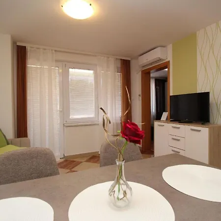 Apartman Modern Eingerichtete Fuer 4 Personen Ideal Fuer Famillien Mit Im Zentrum Von