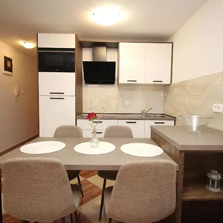 Modern Eingerichtete Fuer 4 Personen Ideal Fuer Famillien Mit Im Zentrum Von * Baška
