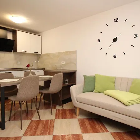 Modern Eingerichtete Fuer 4 Personen Ideal Fuer Famillien Mit Im Zentrum Von * Baška