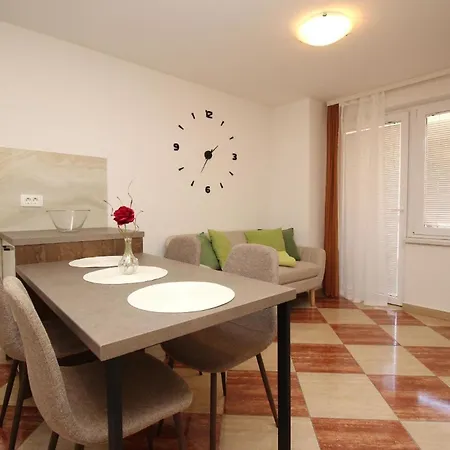 Modern Eingerichtete Fuer 4 Personen Ideal Fuer Famillien Mit Im Zentrum Von Apartman *